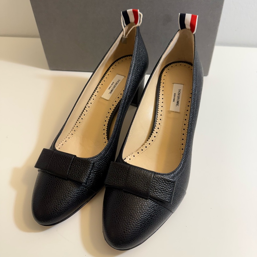New- THOM BROWNE
Bow-detailed pebbled-leather pumps